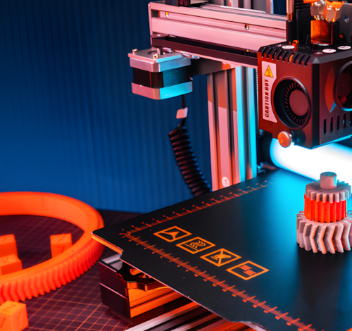 Impressão desalinhada; Camadas deslocadas (Layer Shift); Entupimento do bico de impressão; Problemas de extrusão; Impressão com baixa aderência à mesa; Falhas de aquecimento da mesa ou do hotend; Equipamento não liga; Erros de sensores ou temperatura;